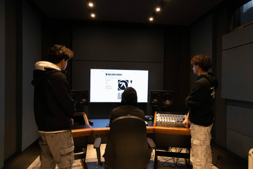 image: 4N3A3304-1200x801